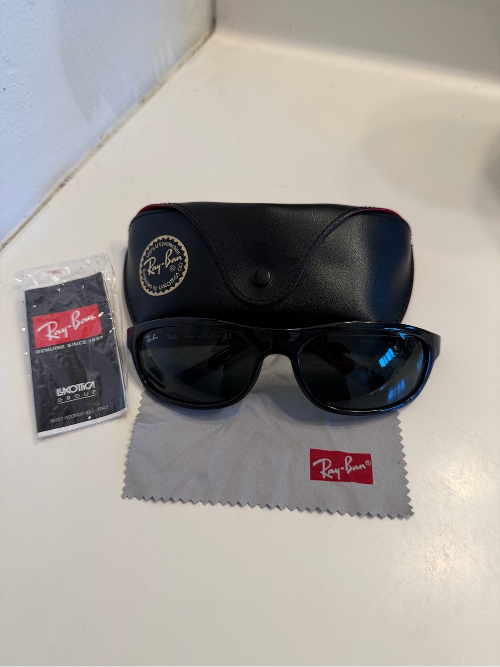Ray-Ban Black Men's Sunglasses with Branded Case and Cloth